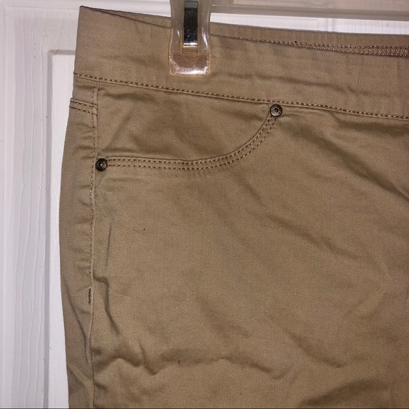 Khakis Colored l.e.i Capris - Picture 3 of 5